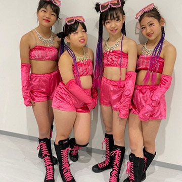 ピンクのセットアップ衣装を着たダンスチーム